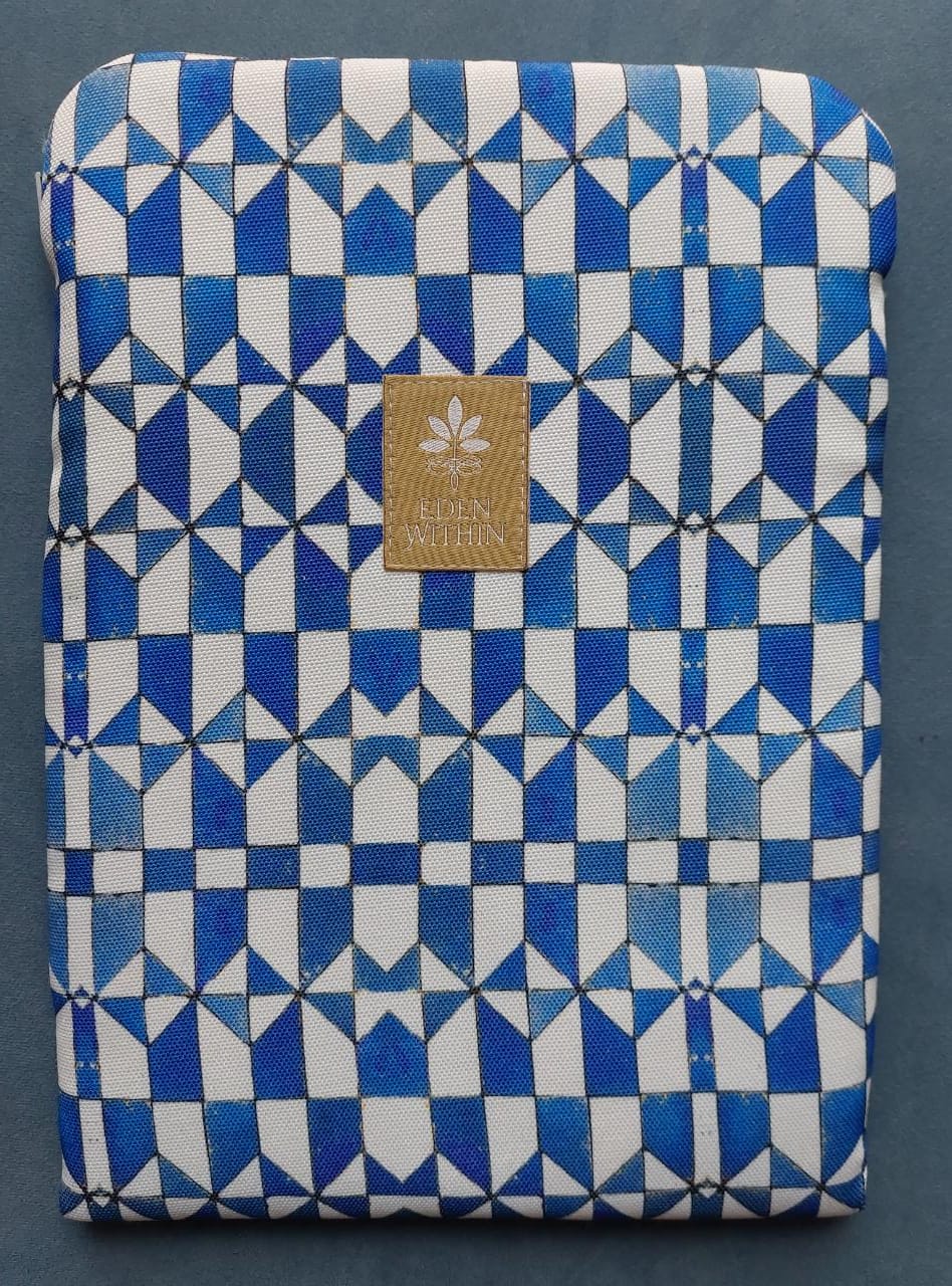 Book sleeve 1 (Big Blue)